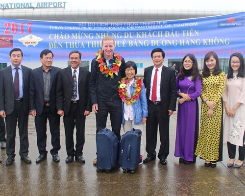 Lãnh đạo ngành Văn hóa - Thể thao và Du lịch tỉnh Thừa Thiên - Huế tặng hoa chúc mừng những du khách quốc tế đầu tiên đến Huế trong năm 2017. Ảnh: Quốc Việt- TTXVN Lãnh đạo ngành Văn hóa - Thể thao và Du lịch tỉnh Thừa Thiên - Huế tặng hoa chúc mừng những du khách quốc tế đầu tiên đến Huế trong năm 2017. Ảnh: Quốc Việt- TTXVN