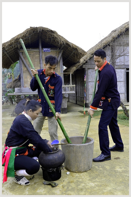 Tái hiện cảnh giã gạo làm bánh dầy chuẩn bi cho Lễ cúng tạ ơn cuối năm truyền thống của dân tộc Dao