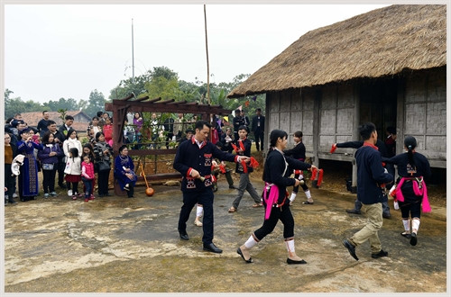 Múa Chuông- điệu múa truyền thống của dân tộc Dao tại Lễ cúng tạ ơn cuối năm truyền thống