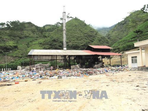 Hàng trăm tấn rác thải được tập kết nhưng chưa được xử lý vì không có kinh phí gây ô nhiễm môi trường. Ảnh: Minh Tâm - TTXVN Hàng trăm tấn rác thải được tập kết nhưng chưa được xử lý vì không có kinh phí gây ô nhiễm môi trường. Ảnh: Minh Tâm - TTXVN