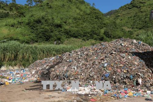 Hàng trăm tấn rác thải được tập kết nhưng chưa được xử lý vì không có kinh phí gây ô nhiễm môi trường. Ảnh: Minh Tâm - TTXVN Hàng trăm tấn rác thải được tập kết nhưng chưa được xử lý vì không có kinh phí gây ô nhiễm môi trường. Ảnh: Minh Tâm - TTXVN