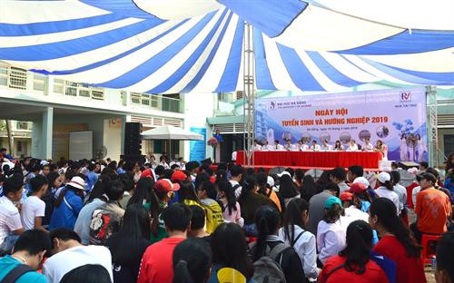 Quang cảnh Ngày hội tư vấn tuyển sinh, hướng nghiệp năm 2019 tại Đà Nẵng. Ảnh: Đinh Văn Nhiều- TTXVN