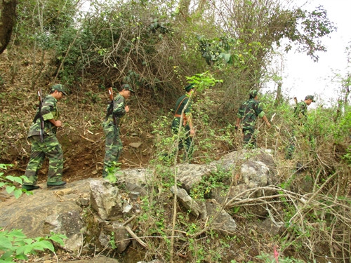 Các chiến sĩ đồn biên phòng cửa khẩu Tén Tằn tuần tra đường biên giới Các chiến sĩ đồn biên phòng cửa khẩu Tén Tằn tuần tra đường biên giới