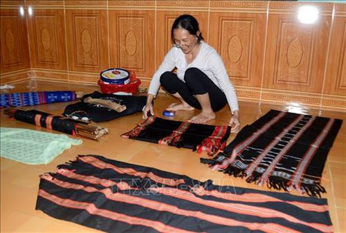 Chị Đinh Thị Tin (thôn Giàn Bí, xã Hòa Bắc, huyện Hòa Vang) tự dệt và may quần áo truyền thống cho bản thân và gia đình. Ảnh: Quốc Dũng - TTXVN Chị Đinh Thị Tin (thôn Giàn Bí, xã Hòa Bắc, huyện Hòa Vang) tự dệt và may quần áo truyền thống cho bản thân và gia đình. Ảnh: Quốc Dũng - TTXVN