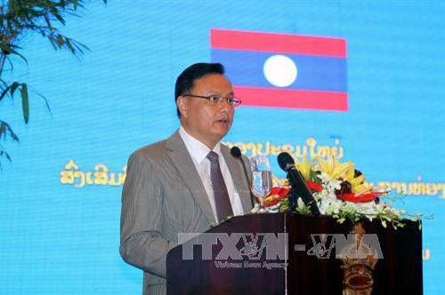 Ông Santiphap Phomvihan, Bí thư, Tỉnh trưởng tỉnh Savannakhet phát biểu tại hội nghị. Ảnh: Thanh Vũ – TTXVN