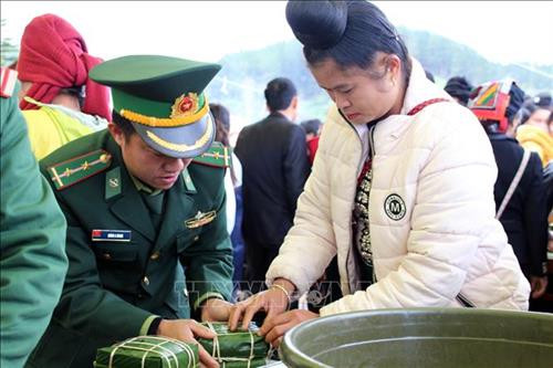 Các chiến sĩ và nhân dân địa phương tham gia gói bánh chưng tại chương trình. Ảnh: Diệp Anh – TTXVN Các chiến sĩ và nhân dân địa phương tham gia gói bánh chưng tại chương trình. Ảnh: Diệp Anh – TTXVN