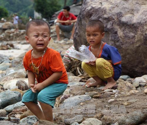 Trẻ em bản Huổi Liếng, xã Năm Păm buồn bã, thẫn thờ sau mưa lũ. Ảnh: Nguyễn Cường - TTXVN Trẻ em bản Huổi Liếng, xã Năm Păm buồn bã, thẫn thờ sau mưa lũ. Ảnh: Nguyễn Cường - TTXVN