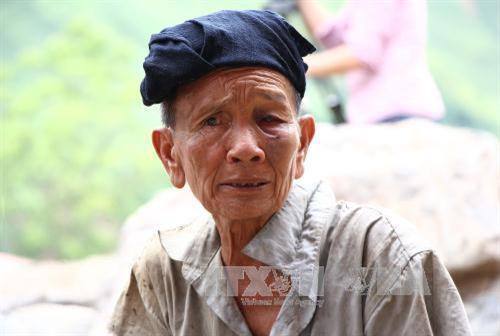 Ông Cà Văn Lả ở bản Huổi Liếng đau lòng, xót xa vì hai cháu nội và con dâu bị mất do lũ cuốn trôi. Ảnh: Nguyễn Cường - TTXVN Ông Cà Văn Lả ở bản Huổi Liếng đau lòng, xót xa vì hai cháu nội và con dâu bị mất do lũ cuốn trôi. Ảnh: Nguyễn Cường - TTXVN