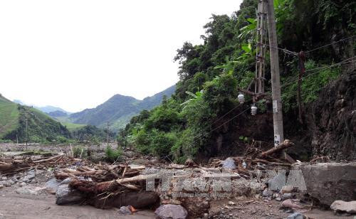 Do ảnh hưởng của mưa lũ đêm 2/8 và sáng 3/8, hệ thống lưới điện trên địa bàn huyện Mường La, tỉnh Sơn La đã bị thiệt hại nặng nề: 83 cột điện bị gãy đổ, sạt lở; lũ làm đứt và cuốn trôi gần 6.000m cáp điện; 65 trạm biến áp bị sự cố, trong đó 1 trạm bị cuốn trôi cùng nhiều thiết bị khác bị hư hỏng; hàng nghìn hộ dân tại các xã: Ngọc Chiến, Nặm Păm, Chiềng Lao, Hua Trai, Mường Trai, Pi Toong và một phần thị trấn Ít Ong bị mất điện. Trong ảnh: Hệ thống điện ở xã Nặm Păm, huyện Mường La bị hư hỏng nặng nề. Ảnh: Nguyễn Cường - TTXVN Do ảnh hưởng của mưa lũ đêm 2/8 và sáng 3/8, hệ thống lưới điện trên địa bàn huyện Mường La, tỉnh Sơn La đã bị thiệt hại nặng nề: 83 cột điện bị gãy đổ, sạt lở; lũ làm đứt và cuốn trôi gần 6.000m cáp điện; 65 trạm biến áp bị sự cố, trong đó 1 trạm bị cuốn trôi cùng nhiều thiết bị khác bị hư hỏng; hàng nghìn hộ dân tại các xã: Ngọc Chiến, Nặm Păm, Chiềng Lao, Hua Trai, Mường Trai, Pi Toong và một phần thị trấn Ít Ong bị mất điện. Trong ảnh: Hệ thống điện ở xã Nặm Păm, huyện Mường La bị hư hỏng nặng nề. Ảnh: Nguyễn Cường - TTXVN