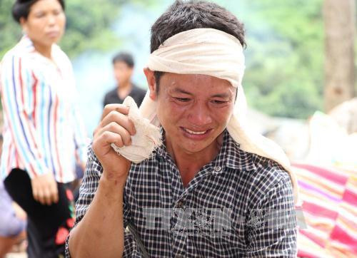 Anh Cà Văn Uẩn, 30 tuổi, ở bản Huổi Liếng đau đớn vì vợ và hai con bị mất trong cơn nước lũ đêm 2/8. Ảnh: Nguyễn Cường - TTXVN Anh Cà Văn Uẩn, 30 tuổi, ở bản Huổi Liếng đau đớn vì vợ và hai con bị mất trong cơn nước lũ đêm 2/8. Ảnh: Nguyễn Cường - TTXVN
