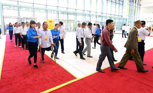 Đón các đại biểu về dự Lễ kỷ niệm cấp quốc gia 70 năm Ngày Thương binh – Liệt sĩ. Ảnh: Anh Tuấn - TTXVN Đón các đại biểu về dự Lễ kỷ niệm cấp quốc gia 70 năm Ngày Thương binh – Liệt sĩ. Ảnh: Anh Tuấn - TTXVN