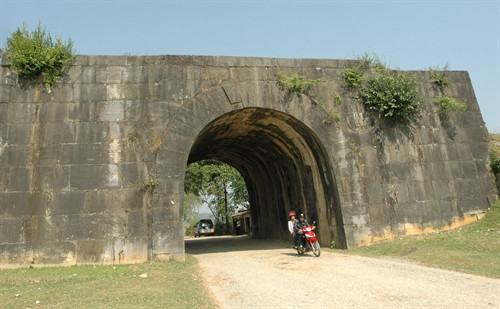 Một trong những cổng của Thành nhà Hồ. Ảnh: Tiến Dũng - TTXVN Một trong những cổng của Thành nhà Hồ. Ảnh: Tiến Dũng - TTXVN