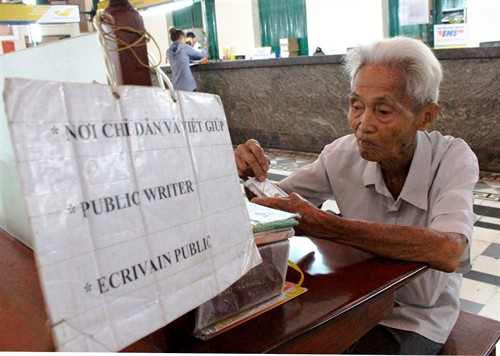 Ông Dương Văn Ngộ, cựu nhân viên bưu điện từ năm 1952, là người viết thư thuê cuối cùng ở Bưu điện .