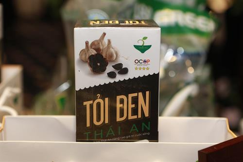 Bên lề diễn đàn, Ban tổ chức còn bố trí không gian giới thiệu những sản phẩm nông sản đặc sản của Hà Nội và các tỉnh, thành vùng Nam Bộ.