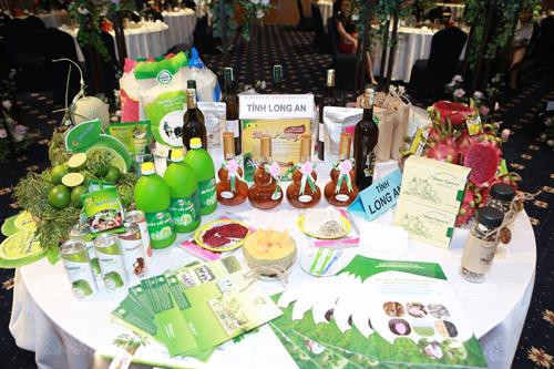 Bên lề diễn đàn, Ban tổ chức còn bố trí không gian giới thiệu những sản phẩm nông sản đặc sản của Hà Nội và các tỉnh, thành vùng Nam Bộ.