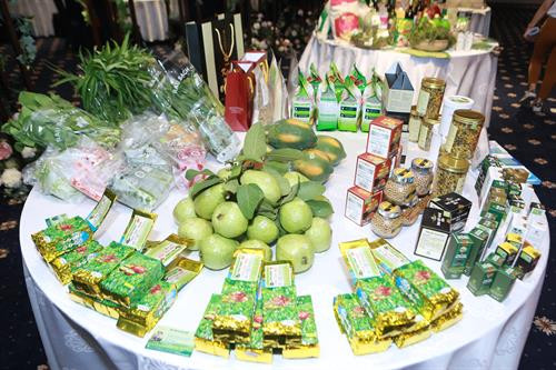 Bên lề diễn đàn, Ban tổ chức còn bố trí không gian giới thiệu những sản phẩm nông sản đặc sản của Hà Nội và các tỉnh, thành vùng Nam Bộ.