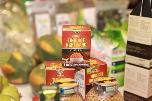 Bên lề diễn đàn, Ban tổ chức còn bố trí không gian giới thiệu những sản phẩm nông sản đặc sản của Hà Nội và các tỉnh, thành vùng Nam Bộ.