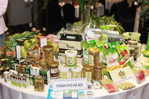 Bên lề diễn đàn, Ban tổ chức còn bố trí không gian giới thiệu những sản phẩm nông sản đặc sản của Hà Nội và các tỉnh, thành vùng Nam Bộ.