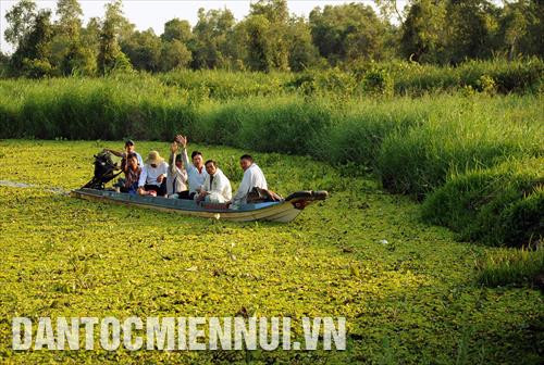 Du khách tham quan trải nghiệm các cảnh quan ngập nước tại vườn Quốc gia U Minh Thượng. Ảnh: An Hiếu Du khách tham quan trải nghiệm các cảnh quan ngập nước tại vườn Quốc gia U Minh Thượng. Ảnh: An Hiếu