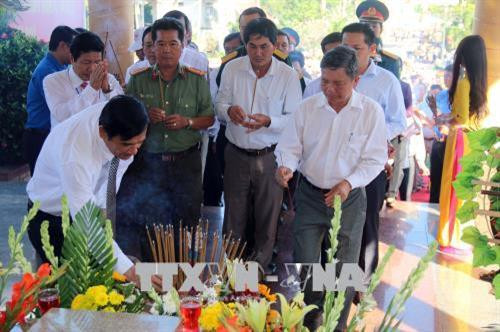 Dâng hương kỷ niệm 56 năm Ngày hy sinh Anh hùng lực lượng vũ trang nhân dân Phan Thị Ràng. Ảnh: Lê Sen - TTXVN Dâng hương kỷ niệm 56 năm Ngày hy sinh Anh hùng lực lượng vũ trang nhân dân Phan Thị Ràng. Ảnh: Lê Sen - TTXVN