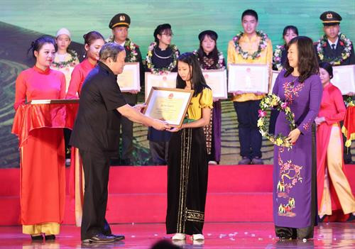 Tôn vinh học sinh, sinh viên Dân tộc thiểu số xuất sắc tiêu biểu năm 2017 ảnh 1