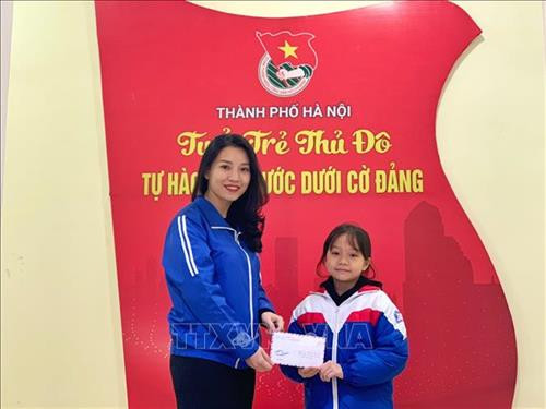 Chị Bùi Lan Phương, Phó Chủ tịch Thường trực Hội đồng Đội thành phố Hà Nội, tiếp nhận số tiền ủng hộ của em Nguyễn Ngọc Trinh. Ảnh: TTXVN phát Chị Bùi Lan Phương, Phó Chủ tịch Thường trực Hội đồng Đội thành phố Hà Nội, tiếp nhận số tiền ủng hộ của em Nguyễn Ngọc Trinh. Ảnh: TTXVN phát