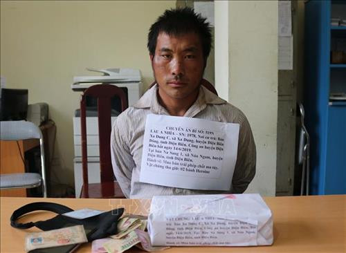 Đối tượng Lầu A Nhìa và tang vật vụ án tại cơ quan điều tra. Ảnh TTXVN phát Đối tượng Lầu A Nhìa và tang vật vụ án tại cơ quan điều tra. Ảnh TTXVN phát