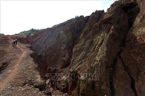 Những vách núi dựng đứng bị sạt lở, nứt toác tại mỏ vàng Háng Trợ. Ảnh: Phan Tuấn Anh - TTXVN Những vách núi dựng đứng bị sạt lở, nứt toác tại mỏ vàng Háng Trợ. Ảnh: Phan Tuấn Anh - TTXVN