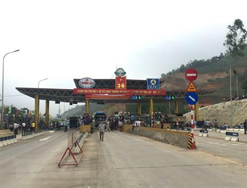 Trạm thu phí dịch vụ sử dụng đường bộ Km 17+100 đường Hòa Lạc-Hòa Bình. Ảnh: Thanh Hải - TTXVN Trạm thu phí dịch vụ sử dụng đường bộ Km 17+100 đường Hòa Lạc-Hòa Bình. Ảnh: Thanh Hải - TTXVN