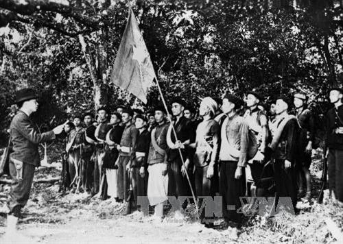 Ngày 22/12/1944, tại khu rừng Trần Hưng Đạo ở châu Nguyên Bình, tỉnh Cao Bằng (nay thuộc xã Tam Kim, huyện Nguyên Bình, tỉnh Cao Bằng), Đội Việt Nam Tuyên truyền Giải phóng quân được thành lập gồm 34 chiến sỹ, do đồng chí Võ Nguyên Giáp phụ trách. Đây là đội quân chủ lực đầu tiên của Quân đội nhân dân Việt Nam. Ảnh: Tư liệu TTXVN Ngày 22/12/1944, tại khu rừng Trần Hưng Đạo ở châu Nguyên Bình, tỉnh Cao Bằng (nay thuộc xã Tam Kim, huyện Nguyên Bình, tỉnh Cao Bằng), Đội Việt Nam Tuyên truyền Giải phóng quân được thành lập gồm 34 chiến sỹ, do đồng chí Võ Nguyên Giáp phụ trách. Đây là đội quân chủ lực đầu tiên của Quân đội nhân dân Việt Nam. Ảnh: Tư liệu TTXVN
