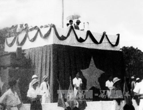 Ngày 2/9/1945, tại Quảng trường Ba Đình lịch sử, Chủ tịch Hồ Chí Minh đọc Tuyên ngôn Độc lập, khai sinh nước Việt Nam Dân chủ Cộng hòa. Ảnh: Tư liệu TTXVN Ngày 2/9/1945, tại Quảng trường Ba Đình lịch sử, Chủ tịch Hồ Chí Minh đọc Tuyên ngôn Độc lập, khai sinh nước Việt Nam Dân chủ Cộng hòa. Ảnh: Tư liệu TTXVN