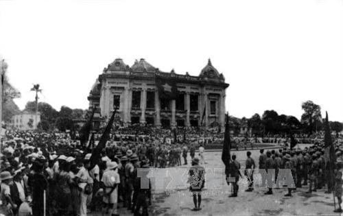 Những ngày tháng Tám sôi sục ở Hà Nội. Ảnh: TTXVN Những ngày tháng Tám sôi sục ở Hà Nội. Ảnh: TTXVN