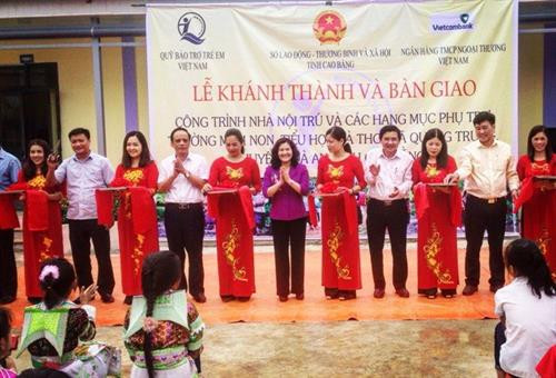 Các đại biểu cắt băng khánh thành công trình Nhà nội trú và các hạng mục phụ trợ Trường Mầm non, Tiểu học, THCS Quang Trung (xã Quang Trung, huyện Hòa An, tỉnh Cao Bằng). Ảnh: caobang.gov.vn Các đại biểu cắt băng khánh thành công trình Nhà nội trú và các hạng mục phụ trợ Trường Mầm non, Tiểu học, THCS Quang Trung (xã Quang Trung, huyện Hòa An, tỉnh Cao Bằng). Ảnh: caobang.gov.vn