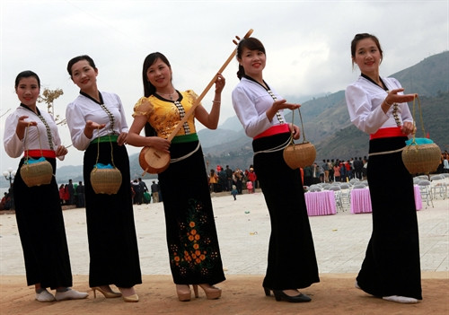 Đội văn nghệ xã Mường Chiên, huyện Quỳnh Nhai, tỉnh Sơn La. Ảnh: Điêu Chính Tới - TTXVN Đội văn nghệ xã Mường Chiên, huyện Quỳnh Nhai, tỉnh Sơn La. Ảnh: Điêu Chính Tới - TTXVN
