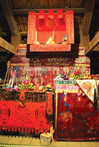 Bàn thờ trong dịp Tết của đồng bào Nùng.
