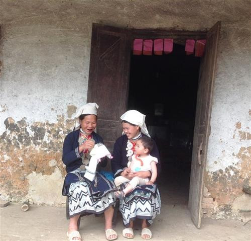 Phụ nữ Dao Tiền xóm Bản Chang, xã Thành Công (Nguyên Bình) thêu, in hoa văn trên vải để may trang phục truyền thống. Phụ nữ Dao Tiền xóm Bản Chang, xã Thành Công (Nguyên Bình) thêu, in hoa văn trên vải để may trang phục truyền thống.