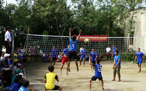 Thi đấu môn bóng chuyền trong Giải thể thao Tết quân dân Cần Thơ 2018. Ảnh: Thanh Liêm - TTXVN Thi đấu môn bóng chuyền trong Giải thể thao Tết quân dân Cần Thơ 2018. Ảnh: Thanh Liêm - TTXVN