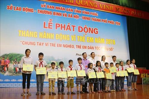 Đại diện Sở Lao động Thương binh và xã hội tỉnh Vĩnh Phúc trao tiền ủng hộ cho trẻ em nghèo vượt khó. Ảnh: Nguyễn Trọng Lịch-TTXVN Đại diện Sở Lao động Thương binh và xã hội tỉnh Vĩnh Phúc trao tiền ủng hộ cho trẻ em nghèo vượt khó. Ảnh: Nguyễn Trọng Lịch-TTXVN