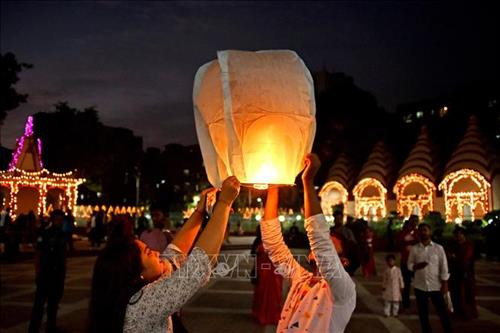 Pháo hoa lung linh trong lễ hội ánh sáng Diwali tại Amritsar, Ấn Độ. Ảnh: AFP/ TTXVN Người dân tham gia lễ hội ánh sáng Diwali tại Amritsar, Ấn Độ, ngày 27/10/2019. Ảnh: AFP/ TTXVN Người dân tham gia lễ hội ánh sáng Diwali tại Dhaka, Bangladesh, ngày 27/10/2019. Ảnh: THX/ TTXVN Người dân tham gia lễ hội ánh sáng Diwali tại Colombo, Sri Lanka, ngày 27/10/2019. Ảnh: THX/ TTXVN Người dân thắp đèn dầu bên bờ sông Sarayu ở Ayodhya, Ấn Độ, trước thềm lễ hội ánh sáng Diwali, ngày 26/10/2019. Ảnh: AFP/ TTXVN Người dân đốt pháo hoa trong lễ hội ánh sáng Diwali tại Dhaka, Bangladesh, ngày 27/10/2019. Ảnh: THX/ TTXVN Người dân thả đèn trời trong lễ hội ánh sáng Diwali tại Dhaka, Bangladesh, ngày 27/10/2019. Ảnh: THX/ TTXVN Trẻ em đốt pháo hoa trong lễ hội ánh sáng Diwali tại Dhaka, Bangladesh, ngày 27/10/2019. Ảnh: THX/ TTXVN Pháo hoa lung linh trong lễ hội ánh sáng Diwali tại Amritsar, Ấn Độ. Ảnh: AFP/ TTXVN Người dân tham gia lễ hội ánh sáng Diwali tại Amritsar, Ấn Độ, ngày 27/10/2019. Ảnh: AFP/ TTXVN Người dân tham gia lễ hội ánh sáng Diwali tại Dhaka, Bangladesh, ngày 27/10/2019. Ảnh: THX/ TTXVN Người dân tham gia lễ hội ánh sáng Diwali tại Colombo, Sri Lanka, ngày 27/10/2019. Ảnh: THX/ TTXVN Người dân thắp đèn dầu bên bờ sông Sarayu ở Ayodhya, Ấn Độ, trước thềm lễ hội ánh sáng Diwali, ngày 26/10/2019. Ảnh: AFP/ TTXVN Người dân đốt pháo hoa trong lễ hội ánh sáng Diwali tại Dhaka, Bangladesh, ngày 27/10/2019. Ảnh: THX/ TTXVN Người dân thả đèn trời trong lễ hội ánh sáng Diwali tại Dhaka, Bangladesh, ngày 27/10/2019. Ảnh: THX/ TTXVN Trẻ em đốt pháo hoa trong lễ hội ánh sáng Diwali tại Dhaka, Bangladesh, ngày 27/10/2019. Ảnh: THX/ TTXVN