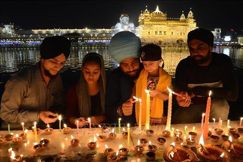 Pháo hoa lung linh trong lễ hội ánh sáng Diwali tại Amritsar, Ấn Độ. Ảnh: AFP/ TTXVN Người dân tham gia lễ hội ánh sáng Diwali tại Amritsar, Ấn Độ, ngày 27/10/2019. Ảnh: AFP/ TTXVN Người dân tham gia lễ hội ánh sáng Diwali tại Dhaka, Bangladesh, ngày 27/10/2019. Ảnh: THX/ TTXVN Người dân tham gia lễ hội ánh sáng Diwali tại Colombo, Sri Lanka, ngày 27/10/2019. Ảnh: THX/ TTXVN Người dân thắp đèn dầu bên bờ sông Sarayu ở Ayodhya, Ấn Độ, trước thềm lễ hội ánh sáng Diwali, ngày 26/10/2019. Ảnh: AFP/ TTXVN Người dân đốt pháo hoa trong lễ hội ánh sáng Diwali tại Dhaka, Bangladesh, ngày 27/10/2019. Ảnh: THX/ TTXVN Người dân thả đèn trời trong lễ hội ánh sáng Diwali tại Dhaka, Bangladesh, ngày 27/10/2019. Ảnh: THX/ TTXVN Trẻ em đốt pháo hoa trong lễ hội ánh sáng Diwali tại Dhaka, Bangladesh, ngày 27/10/2019. Ảnh: THX/ TTXVN Pháo hoa lung linh trong lễ hội ánh sáng Diwali tại Amritsar, Ấn Độ. Ảnh: AFP/ TTXVN Người dân tham gia lễ hội ánh sáng Diwali tại Amritsar, Ấn Độ, ngày 27/10/2019. Ảnh: AFP/ TTXVN Người dân tham gia lễ hội ánh sáng Diwali tại Dhaka, Bangladesh, ngày 27/10/2019. Ảnh: THX/ TTXVN Người dân tham gia lễ hội ánh sáng Diwali tại Colombo, Sri Lanka, ngày 27/10/2019. Ảnh: THX/ TTXVN Người dân thắp đèn dầu bên bờ sông Sarayu ở Ayodhya, Ấn Độ, trước thềm lễ hội ánh sáng Diwali, ngày 26/10/2019. Ảnh: AFP/ TTXVN Người dân đốt pháo hoa trong lễ hội ánh sáng Diwali tại Dhaka, Bangladesh, ngày 27/10/2019. Ảnh: THX/ TTXVN Người dân thả đèn trời trong lễ hội ánh sáng Diwali tại Dhaka, Bangladesh, ngày 27/10/2019. Ảnh: THX/ TTXVN Trẻ em đốt pháo hoa trong lễ hội ánh sáng Diwali tại Dhaka, Bangladesh, ngày 27/10/2019. Ảnh: THX/ TTXVN