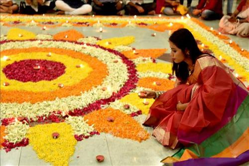 Pháo hoa lung linh trong lễ hội ánh sáng Diwali tại Amritsar, Ấn Độ. Ảnh: AFP/ TTXVN Người dân tham gia lễ hội ánh sáng Diwali tại Amritsar, Ấn Độ, ngày 27/10/2019. Ảnh: AFP/ TTXVN Người dân tham gia lễ hội ánh sáng Diwali tại Dhaka, Bangladesh, ngày 27/10/2019. Ảnh: THX/ TTXVN Người dân tham gia lễ hội ánh sáng Diwali tại Colombo, Sri Lanka, ngày 27/10/2019. Ảnh: THX/ TTXVN Người dân thắp đèn dầu bên bờ sông Sarayu ở Ayodhya, Ấn Độ, trước thềm lễ hội ánh sáng Diwali, ngày 26/10/2019. Ảnh: AFP/ TTXVN Người dân đốt pháo hoa trong lễ hội ánh sáng Diwali tại Dhaka, Bangladesh, ngày 27/10/2019. Ảnh: THX/ TTXVN Người dân thả đèn trời trong lễ hội ánh sáng Diwali tại Dhaka, Bangladesh, ngày 27/10/2019. Ảnh: THX/ TTXVN Trẻ em đốt pháo hoa trong lễ hội ánh sáng Diwali tại Dhaka, Bangladesh, ngày 27/10/2019. Ảnh: THX/ TTXVN Pháo hoa lung linh trong lễ hội ánh sáng Diwali tại Amritsar, Ấn Độ. Ảnh: AFP/ TTXVN Người dân tham gia lễ hội ánh sáng Diwali tại Amritsar, Ấn Độ, ngày 27/10/2019. Ảnh: AFP/ TTXVN Người dân tham gia lễ hội ánh sáng Diwali tại Dhaka, Bangladesh, ngày 27/10/2019. Ảnh: THX/ TTXVN Người dân tham gia lễ hội ánh sáng Diwali tại Colombo, Sri Lanka, ngày 27/10/2019. Ảnh: THX/ TTXVN Người dân thắp đèn dầu bên bờ sông Sarayu ở Ayodhya, Ấn Độ, trước thềm lễ hội ánh sáng Diwali, ngày 26/10/2019. Ảnh: AFP/ TTXVN Người dân đốt pháo hoa trong lễ hội ánh sáng Diwali tại Dhaka, Bangladesh, ngày 27/10/2019. Ảnh: THX/ TTXVN Người dân thả đèn trời trong lễ hội ánh sáng Diwali tại Dhaka, Bangladesh, ngày 27/10/2019. Ảnh: THX/ TTXVN Trẻ em đốt pháo hoa trong lễ hội ánh sáng Diwali tại Dhaka, Bangladesh, ngày 27/10/2019. Ảnh: THX/ TTXVN