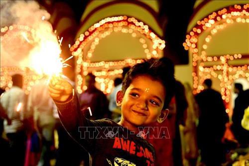 Pháo hoa lung linh trong lễ hội ánh sáng Diwali tại Amritsar, Ấn Độ. Ảnh: AFP/ TTXVN Người dân tham gia lễ hội ánh sáng Diwali tại Amritsar, Ấn Độ, ngày 27/10/2019. Ảnh: AFP/ TTXVN Người dân tham gia lễ hội ánh sáng Diwali tại Dhaka, Bangladesh, ngày 27/10/2019. Ảnh: THX/ TTXVN Người dân tham gia lễ hội ánh sáng Diwali tại Colombo, Sri Lanka, ngày 27/10/2019. Ảnh: THX/ TTXVN Người dân thắp đèn dầu bên bờ sông Sarayu ở Ayodhya, Ấn Độ, trước thềm lễ hội ánh sáng Diwali, ngày 26/10/2019. Ảnh: AFP/ TTXVN Người dân đốt pháo hoa trong lễ hội ánh sáng Diwali tại Dhaka, Bangladesh, ngày 27/10/2019. Ảnh: THX/ TTXVN Người dân thả đèn trời trong lễ hội ánh sáng Diwali tại Dhaka, Bangladesh, ngày 27/10/2019. Ảnh: THX/ TTXVN Trẻ em đốt pháo hoa trong lễ hội ánh sáng Diwali tại Dhaka, Bangladesh, ngày 27/10/2019. Ảnh: THX/ TTXVN Pháo hoa lung linh trong lễ hội ánh sáng Diwali tại Amritsar, Ấn Độ. Ảnh: AFP/ TTXVN Người dân tham gia lễ hội ánh sáng Diwali tại Amritsar, Ấn Độ, ngày 27/10/2019. Ảnh: AFP/ TTXVN Người dân tham gia lễ hội ánh sáng Diwali tại Dhaka, Bangladesh, ngày 27/10/2019. Ảnh: THX/ TTXVN Người dân tham gia lễ hội ánh sáng Diwali tại Colombo, Sri Lanka, ngày 27/10/2019. Ảnh: THX/ TTXVN Người dân thắp đèn dầu bên bờ sông Sarayu ở Ayodhya, Ấn Độ, trước thềm lễ hội ánh sáng Diwali, ngày 26/10/2019. Ảnh: AFP/ TTXVN Người dân đốt pháo hoa trong lễ hội ánh sáng Diwali tại Dhaka, Bangladesh, ngày 27/10/2019. Ảnh: THX/ TTXVN Người dân thả đèn trời trong lễ hội ánh sáng Diwali tại Dhaka, Bangladesh, ngày 27/10/2019. Ảnh: THX/ TTXVN Trẻ em đốt pháo hoa trong lễ hội ánh sáng Diwali tại Dhaka, Bangladesh, ngày 27/10/2019. Ảnh: THX/ TTXVN