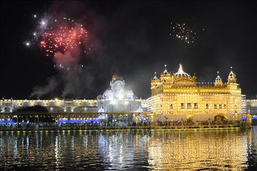 Pháo hoa lung linh trong lễ hội ánh sáng Diwali tại Amritsar, Ấn Độ. Ảnh: AFP/ TTXVN Người dân tham gia lễ hội ánh sáng Diwali tại Amritsar, Ấn Độ, ngày 27/10/2019. Ảnh: AFP/ TTXVN Người dân tham gia lễ hội ánh sáng Diwali tại Dhaka, Bangladesh, ngày 27/10/2019. Ảnh: THX/ TTXVN Người dân tham gia lễ hội ánh sáng Diwali tại Colombo, Sri Lanka, ngày 27/10/2019. Ảnh: THX/ TTXVN Người dân thắp đèn dầu bên bờ sông Sarayu ở Ayodhya, Ấn Độ, trước thềm lễ hội ánh sáng Diwali, ngày 26/10/2019. Ảnh: AFP/ TTXVN Người dân đốt pháo hoa trong lễ hội ánh sáng Diwali tại Dhaka, Bangladesh, ngày 27/10/2019. Ảnh: THX/ TTXVN Người dân thả đèn trời trong lễ hội ánh sáng Diwali tại Dhaka, Bangladesh, ngày 27/10/2019. Ảnh: THX/ TTXVN Trẻ em đốt pháo hoa trong lễ hội ánh sáng Diwali tại Dhaka, Bangladesh, ngày 27/10/2019. Ảnh: THX/ TTXVN Pháo hoa lung linh trong lễ hội ánh sáng Diwali tại Amritsar, Ấn Độ. Ảnh: AFP/ TTXVN Người dân tham gia lễ hội ánh sáng Diwali tại Amritsar, Ấn Độ, ngày 27/10/2019. Ảnh: AFP/ TTXVN Người dân tham gia lễ hội ánh sáng Diwali tại Dhaka, Bangladesh, ngày 27/10/2019. Ảnh: THX/ TTXVN Người dân tham gia lễ hội ánh sáng Diwali tại Colombo, Sri Lanka, ngày 27/10/2019. Ảnh: THX/ TTXVN Người dân thắp đèn dầu bên bờ sông Sarayu ở Ayodhya, Ấn Độ, trước thềm lễ hội ánh sáng Diwali, ngày 26/10/2019. Ảnh: AFP/ TTXVN Người dân đốt pháo hoa trong lễ hội ánh sáng Diwali tại Dhaka, Bangladesh, ngày 27/10/2019. Ảnh: THX/ TTXVN Người dân thả đèn trời trong lễ hội ánh sáng Diwali tại Dhaka, Bangladesh, ngày 27/10/2019. Ảnh: THX/ TTXVN Trẻ em đốt pháo hoa trong lễ hội ánh sáng Diwali tại Dhaka, Bangladesh, ngày 27/10/2019. Ảnh: THX/ TTXVN