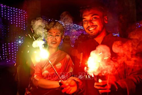Pháo hoa lung linh trong lễ hội ánh sáng Diwali tại Amritsar, Ấn Độ. Ảnh: AFP/ TTXVN Người dân tham gia lễ hội ánh sáng Diwali tại Amritsar, Ấn Độ, ngày 27/10/2019. Ảnh: AFP/ TTXVN Người dân tham gia lễ hội ánh sáng Diwali tại Dhaka, Bangladesh, ngày 27/10/2019. Ảnh: THX/ TTXVN Người dân tham gia lễ hội ánh sáng Diwali tại Colombo, Sri Lanka, ngày 27/10/2019. Ảnh: THX/ TTXVN Người dân thắp đèn dầu bên bờ sông Sarayu ở Ayodhya, Ấn Độ, trước thềm lễ hội ánh sáng Diwali, ngày 26/10/2019. Ảnh: AFP/ TTXVN Người dân đốt pháo hoa trong lễ hội ánh sáng Diwali tại Dhaka, Bangladesh, ngày 27/10/2019. Ảnh: THX/ TTXVN Người dân thả đèn trời trong lễ hội ánh sáng Diwali tại Dhaka, Bangladesh, ngày 27/10/2019. Ảnh: THX/ TTXVN Trẻ em đốt pháo hoa trong lễ hội ánh sáng Diwali tại Dhaka, Bangladesh, ngày 27/10/2019. Ảnh: THX/ TTXVN Pháo hoa lung linh trong lễ hội ánh sáng Diwali tại Amritsar, Ấn Độ. Ảnh: AFP/ TTXVN Người dân tham gia lễ hội ánh sáng Diwali tại Amritsar, Ấn Độ, ngày 27/10/2019. Ảnh: AFP/ TTXVN Người dân tham gia lễ hội ánh sáng Diwali tại Dhaka, Bangladesh, ngày 27/10/2019. Ảnh: THX/ TTXVN Người dân tham gia lễ hội ánh sáng Diwali tại Colombo, Sri Lanka, ngày 27/10/2019. Ảnh: THX/ TTXVN Người dân thắp đèn dầu bên bờ sông Sarayu ở Ayodhya, Ấn Độ, trước thềm lễ hội ánh sáng Diwali, ngày 26/10/2019. Ảnh: AFP/ TTXVN Người dân đốt pháo hoa trong lễ hội ánh sáng Diwali tại Dhaka, Bangladesh, ngày 27/10/2019. Ảnh: THX/ TTXVN Người dân thả đèn trời trong lễ hội ánh sáng Diwali tại Dhaka, Bangladesh, ngày 27/10/2019. Ảnh: THX/ TTXVN Trẻ em đốt pháo hoa trong lễ hội ánh sáng Diwali tại Dhaka, Bangladesh, ngày 27/10/2019. Ảnh: THX/ TTXVN