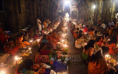 Pháo hoa lung linh trong lễ hội ánh sáng Diwali tại Amritsar, Ấn Độ. Ảnh: AFP/ TTXVN Người dân tham gia lễ hội ánh sáng Diwali tại Amritsar, Ấn Độ, ngày 27/10/2019. Ảnh: AFP/ TTXVN Người dân tham gia lễ hội ánh sáng Diwali tại Dhaka, Bangladesh, ngày 27/10/2019. Ảnh: THX/ TTXVN Người dân tham gia lễ hội ánh sáng Diwali tại Colombo, Sri Lanka, ngày 27/10/2019. Ảnh: THX/ TTXVN Người dân thắp đèn dầu bên bờ sông Sarayu ở Ayodhya, Ấn Độ, trước thềm lễ hội ánh sáng Diwali, ngày 26/10/2019. Ảnh: AFP/ TTXVN Người dân đốt pháo hoa trong lễ hội ánh sáng Diwali tại Dhaka, Bangladesh, ngày 27/10/2019. Ảnh: THX/ TTXVN Người dân thả đèn trời trong lễ hội ánh sáng Diwali tại Dhaka, Bangladesh, ngày 27/10/2019. Ảnh: THX/ TTXVN Trẻ em đốt pháo hoa trong lễ hội ánh sáng Diwali tại Dhaka, Bangladesh, ngày 27/10/2019. Ảnh: THX/ TTXVN Pháo hoa lung linh trong lễ hội ánh sáng Diwali tại Amritsar, Ấn Độ. Ảnh: AFP/ TTXVN Người dân tham gia lễ hội ánh sáng Diwali tại Amritsar, Ấn Độ, ngày 27/10/2019. Ảnh: AFP/ TTXVN Người dân tham gia lễ hội ánh sáng Diwali tại Dhaka, Bangladesh, ngày 27/10/2019. Ảnh: THX/ TTXVN Người dân tham gia lễ hội ánh sáng Diwali tại Colombo, Sri Lanka, ngày 27/10/2019. Ảnh: THX/ TTXVN Người dân thắp đèn dầu bên bờ sông Sarayu ở Ayodhya, Ấn Độ, trước thềm lễ hội ánh sáng Diwali, ngày 26/10/2019. Ảnh: AFP/ TTXVN Người dân đốt pháo hoa trong lễ hội ánh sáng Diwali tại Dhaka, Bangladesh, ngày 27/10/2019. Ảnh: THX/ TTXVN Người dân thả đèn trời trong lễ hội ánh sáng Diwali tại Dhaka, Bangladesh, ngày 27/10/2019. Ảnh: THX/ TTXVN Trẻ em đốt pháo hoa trong lễ hội ánh sáng Diwali tại Dhaka, Bangladesh, ngày 27/10/2019. Ảnh: THX/ TTXVN