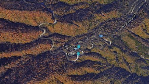 Tên gọi của địa danh này được tạo thành từ hai yếu tố. Trong đó, "i-ro-ha" là ba ký tự đầu tiên trong bảng chữ cái 48 ký tự của tiếng Nhật trước đây; "zaka" có nghĩa là "độ dốc". Ảnh: IkidaneNippon. Con đèo được đặt tên như vậy bởi nó có 48 khúc cua, cũng là số lượng chữ trong bảng chữ cái Nhật Bản. Mỗi khúc cua được đặt tên với một ký tự tương ứng. Ảnh: IkidaneNippon. Những đoạn đường đầu tiên được xây dựng vào năm 1954 và 1965. Đến nay, dù con đường đã được hiện đại hóa và nới rộng nhưng số lượng khúc cua vẫn giữ nguyên. Đây là tuyến đường duy nhất nối thành phố Nikko với vùng Oku-nikko. Ảnh: Japankuru. Đèo Irohazaka vào mùa thu nhìn từ vệ tinh. Ảnh: Google Maps. Hiện nay, con đường Irohazaka thứ nhất là lối đi xuống với 28 khúc cua có điểm dừng chân ngắm khung cảnh hai thác nước. Ảnh: Itchy Feet. Đường Irohazaka thứ hai có 20 khúc cua, chỉ dành cho các phương tiện đi lên cao nguyên Akechidaira. Ảnh:IkidaneNippon. Tuyến cáp treo đưa du khách từ bãi đỗ xe ở cao nguyên đến đài quan sát Akechidaira trong 3 phút với giá 750 yên (khoảng 150.000 đồng). Ảnh: IkidaneNippon. Từ đây, du khách có thể thấy núi Nantai, hồ Chuzenji và thác Kegon. Đây là nơi tốt nhất để nhìn ngắm vẻ đẹp lộng lẫy của thiên nhiên. Thời gian phổ biến nhất để đến Irohazaka là mùa thu, từ giữa tháng 10 đến đầu tháng 11 khi lá cây bắt đầu thay đổi màu sắc. Ảnh: AmusingPlanet. Một đoạn đèo Irohazaka nhìn từ trên cao. Ảnh: Pinterest. Thông thường, mất khoảng 20 đến 30 phút lái xe để đi hết con đèo Irohazaka. Nhưng vào dịp cuối tuần, lượng du khách đổ về đây tham quan rất đông khiến thời gian có thể lên tới 4 giờ. Ảnh: Ảnh: IkidaneNippon. Toàn cảnh vùng núi của tỉnh Tochigi. Ảnh: AmusingPlanet.