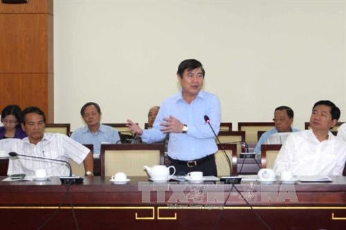 Đồng chí Nguyễn Thành Phong, Ủy viên Trung ương Đảng, Chủ tịch UBND Thành phố Hồ Chí Minh báo cáo tình hình kinh tế xã hội 2016, nhiệm vụ 2017 với cán bộ cao cấp nghỉ hưu. Ảnh: Thanh Vũ-TTXVN