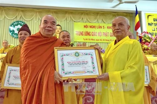 Hòa thượng Thích Thanh Dũng (hàng đầu, phải), thành viên Hội đồng Chứng minh GHPGVN trao bằng tuyên dương công đức của Trung ương GHPGVN cho các tập thể, cá nhân hoàn thành xuất sắc công tác Phật sự, tích cực xây dựng, phát triển bền vững GHPGVN trong 35 năm qua, tại hội nghị. Ảnh: Thế Anh-TTXVN