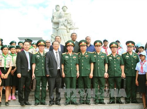 Các đại biểu chụp ảnh lưu niệm. Ảnh: Trần Chí Hùng và Danh Chanh Đa - CQTT TTXVN tại Campuchia