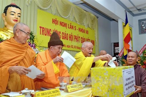 Các Chư tôn giáo phẩm Hội đồng Chứng minh, HĐTS Trung ương GHPGVN tham gia quyên góp giúp đỡ đồng bào bị thiên tai các tỉnh miền Trung, tại hội nghị. Ảnh: Thế Anh-TTXVN